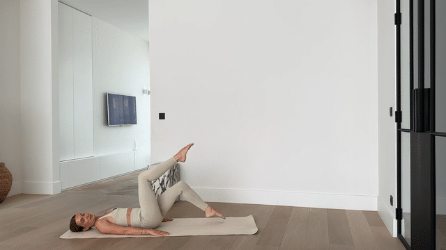 Pilates Flow Mat Workout for Beginners at Home 